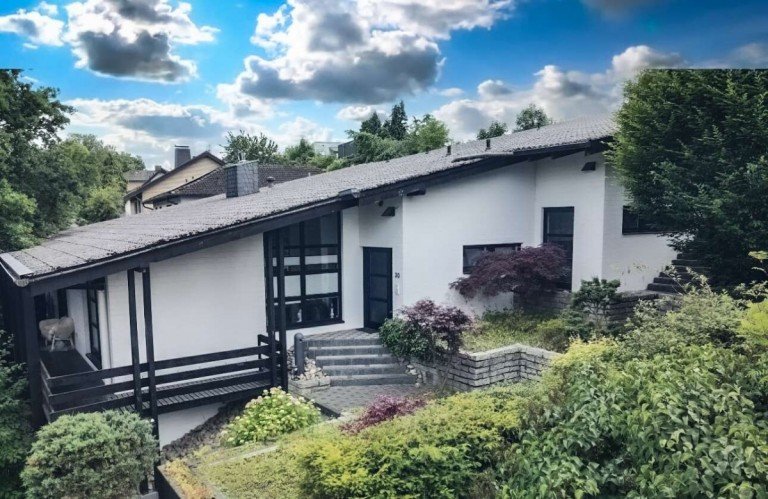 Blick seitlich mit Treppena... Bad Oeynhausen Einfamilienhaus Ein Zuhause zum Ankommen - Wohnen in ruhiger Bestlage mit besonderem Charakter!