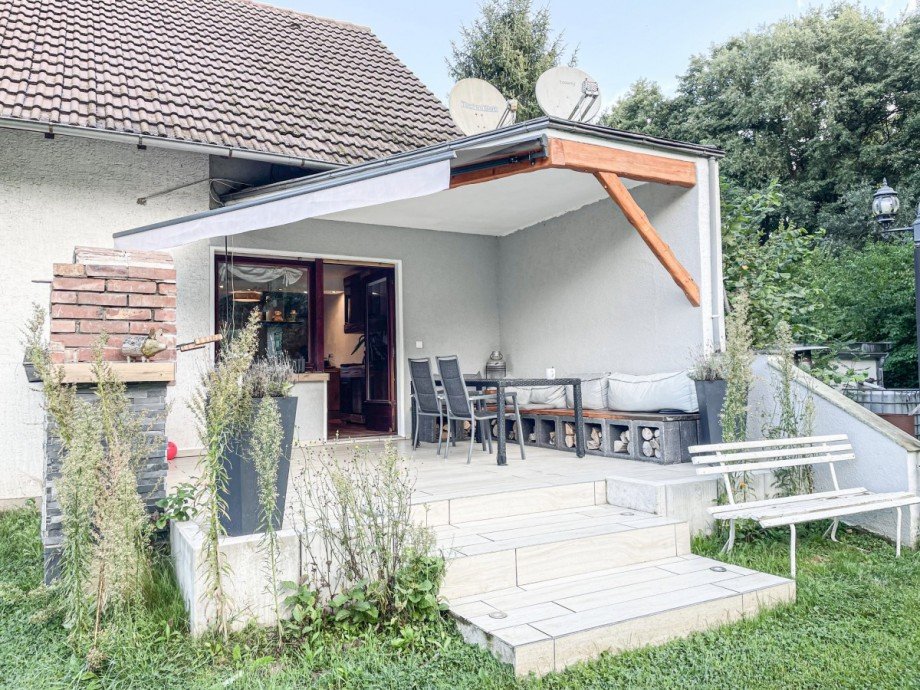 Gefliester Freisitz mit neuer �berdachung und Markise Einfamilienhaus L�hne