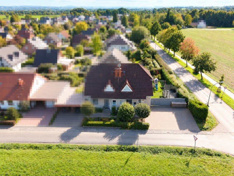 Draufsicht Bad Oeynhausen Doppelhaush�lfte Modernisiertes Einfamilienhaus mit unverbautem Blick auf das Wiehengebirge und PV-Anlage.