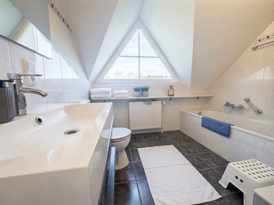 Badezimmer KI bearbeitet Doppelhaush�lfte Bad Oeynhausen