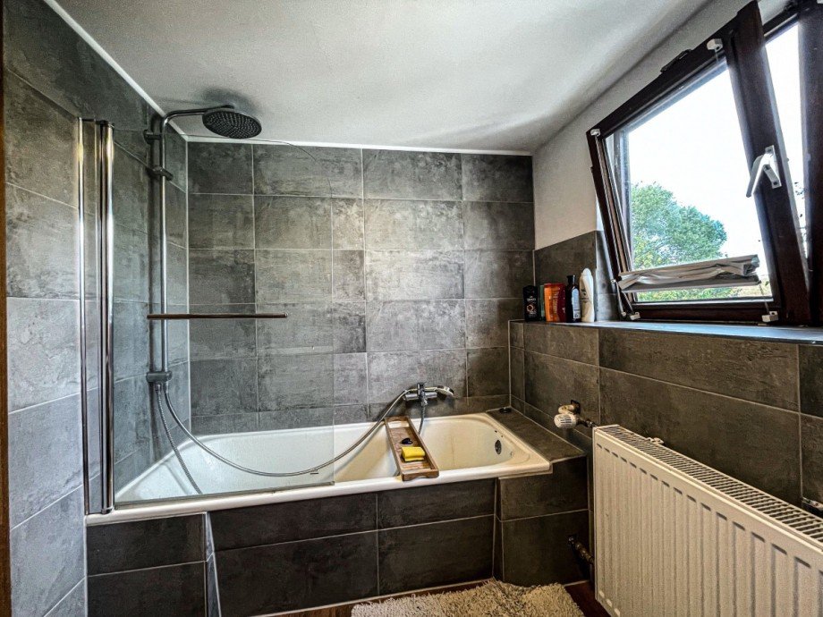 Vollst�ndig renoviertes Bad mit Badewanne im OG Einfamilienhaus L�hne