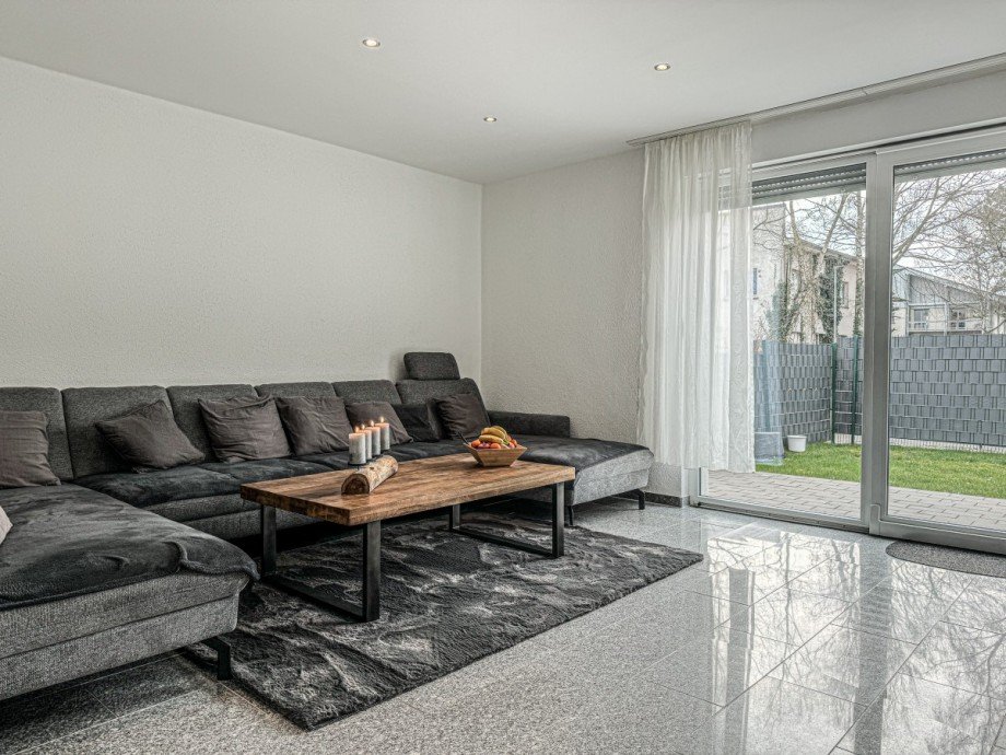 Wohnzimmer mit Zugang zur Terrasse im EG Zweifamilienhaus Bad Oeynhausen