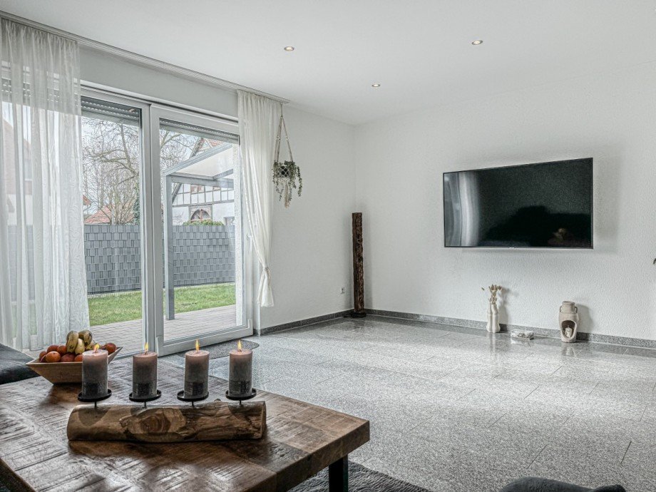 Wohnzimmer mit Zugang zur Terrasse im EG Zweifamilienhaus Bad Oeynhausen